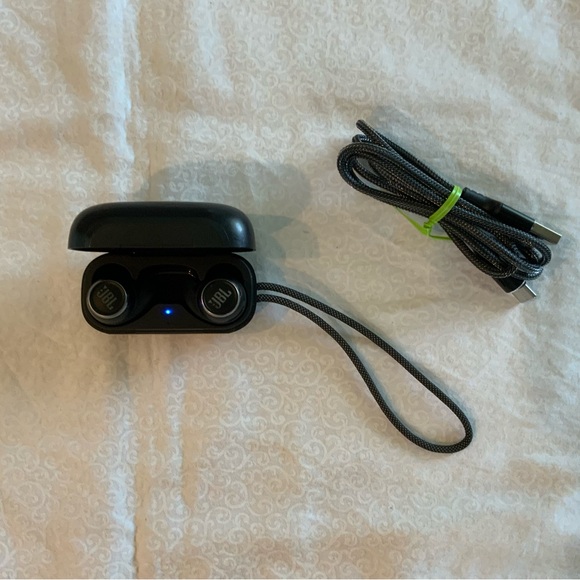 JBL Reflect Mini Wireless In-Ear Earbuds with charger - Picture 1 of 16